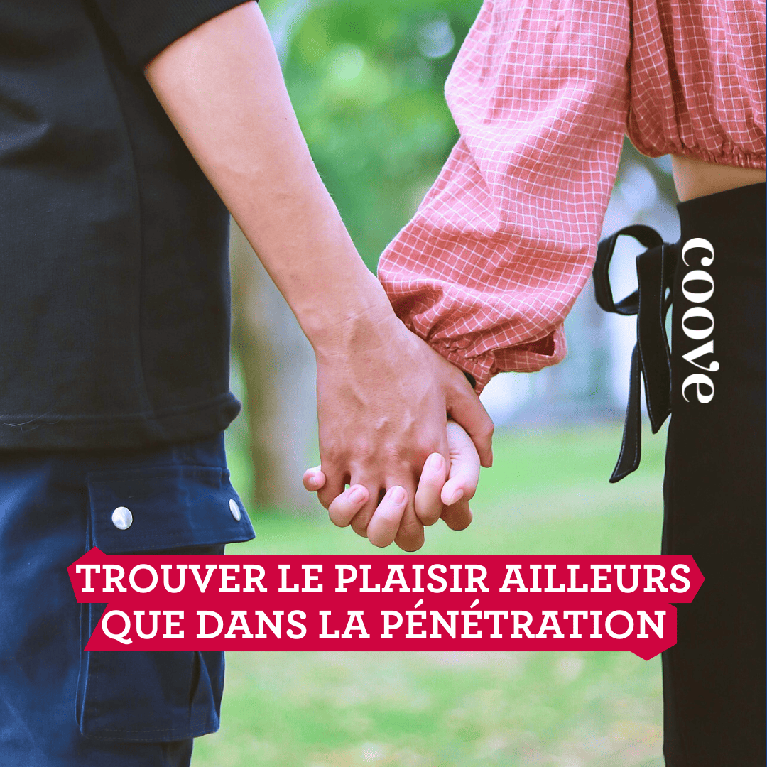 Couple se donnant la main