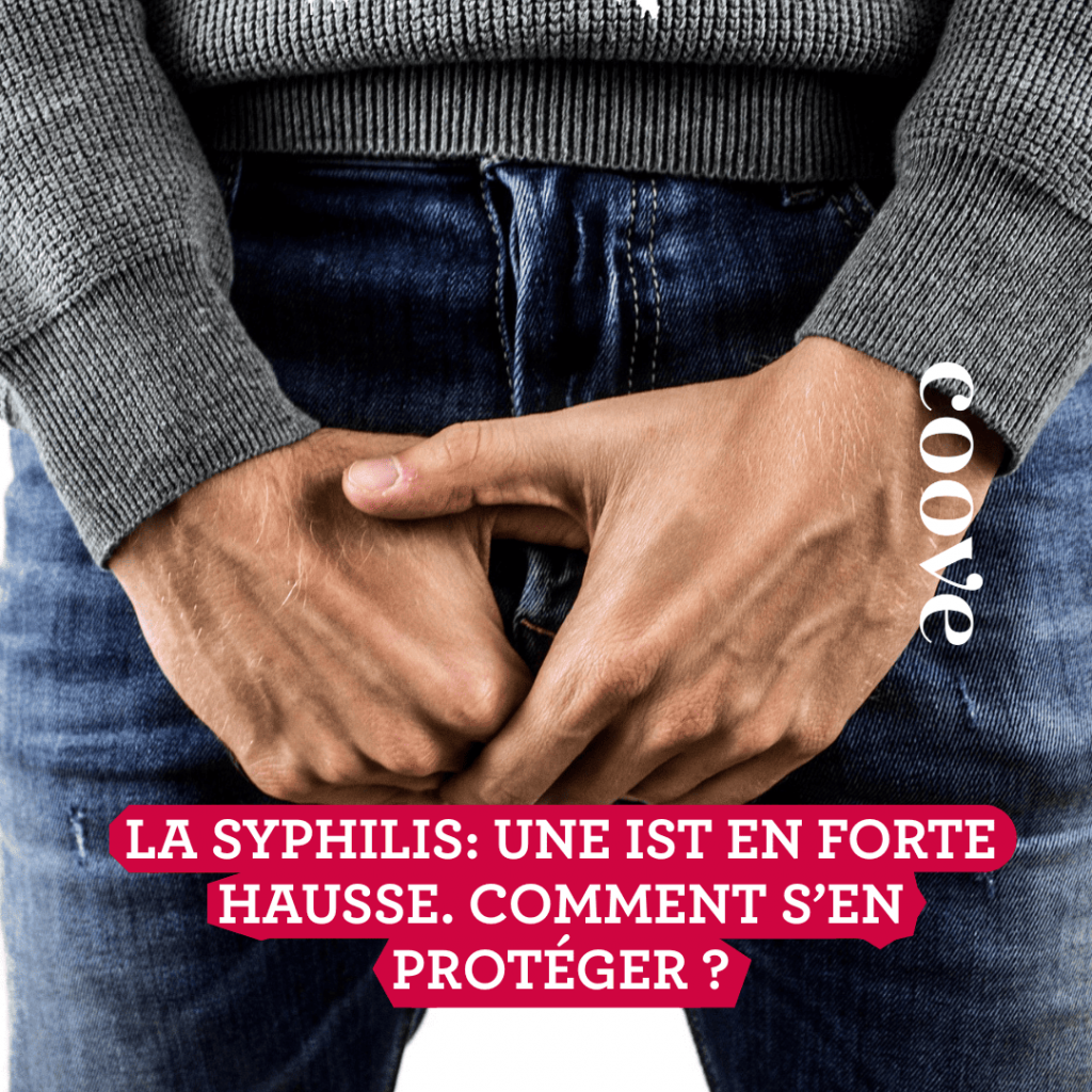 Homme en jeans portant ses mains devant son entrejambe