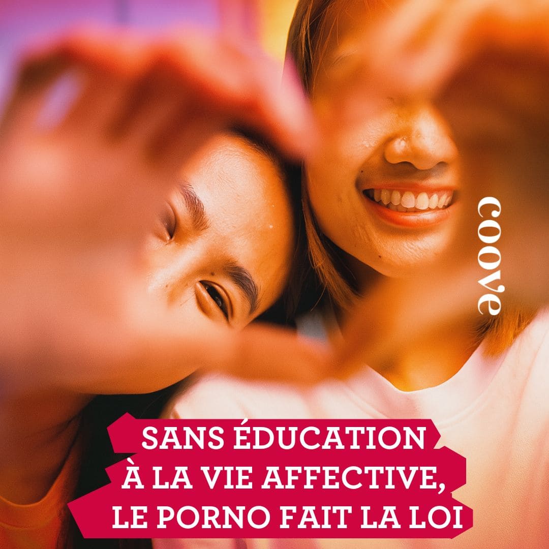 Couple souriant réalisant un cœur avec ses mains