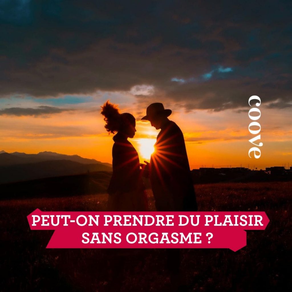 Couple face à un coucher de soleil