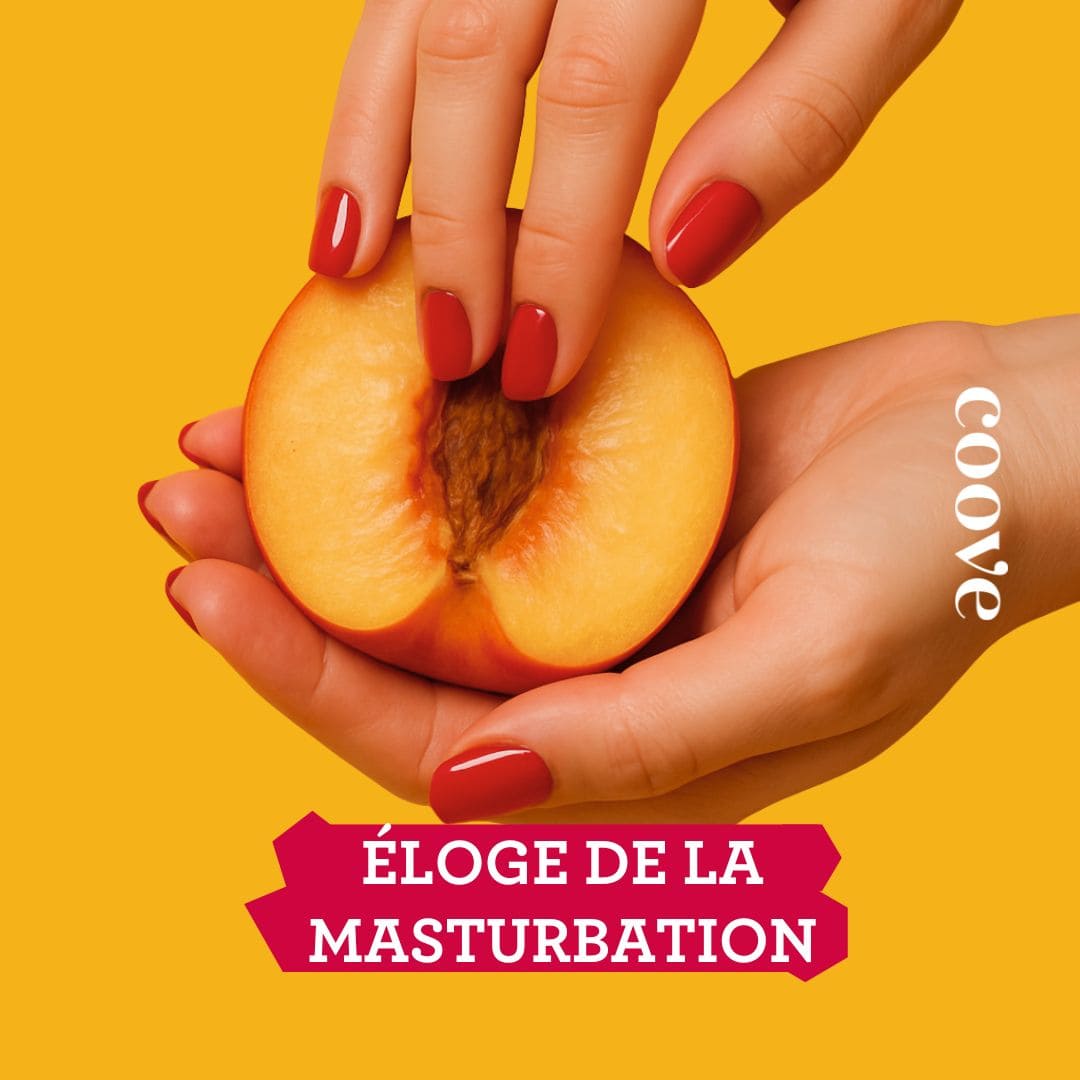 Main de femme caressant une pêche