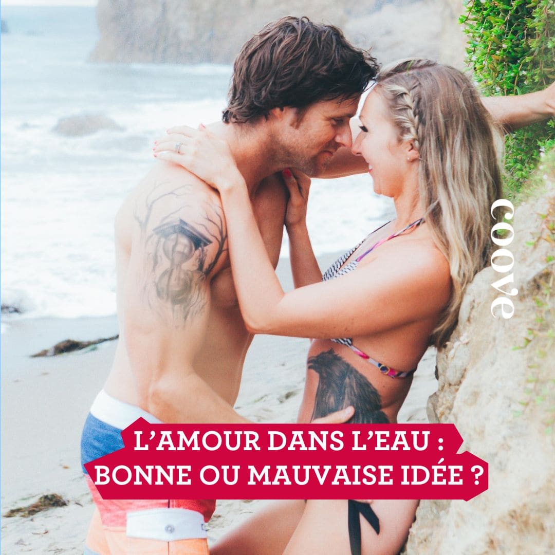Couple s'apprêtant à avoir un rapport sexuel dans l'eau
